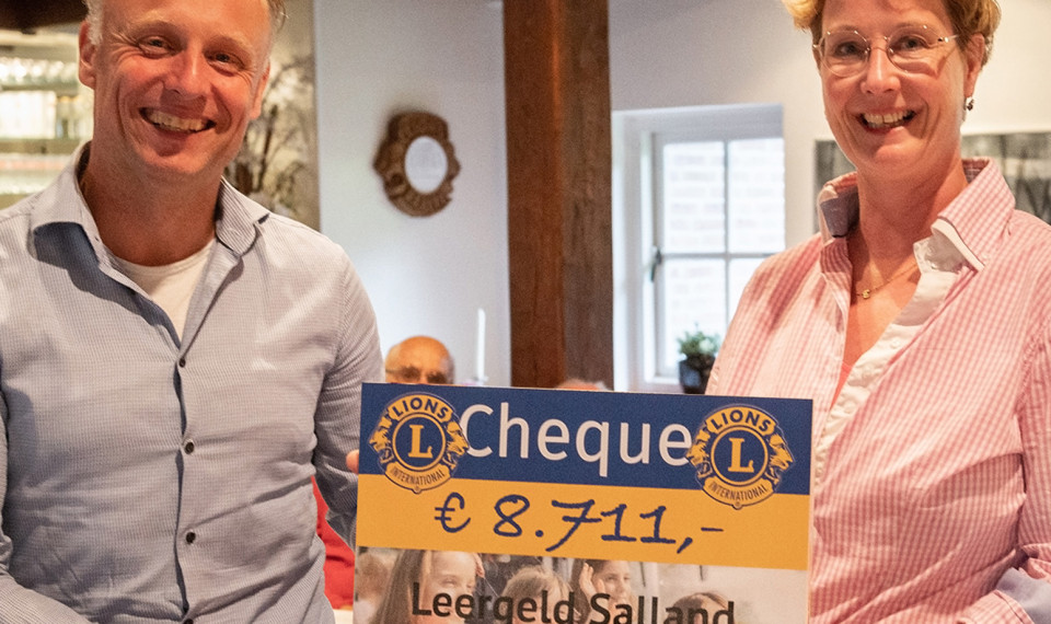 Carola Beumer van Leergeld Salland neemt de cheque in ontvangst
